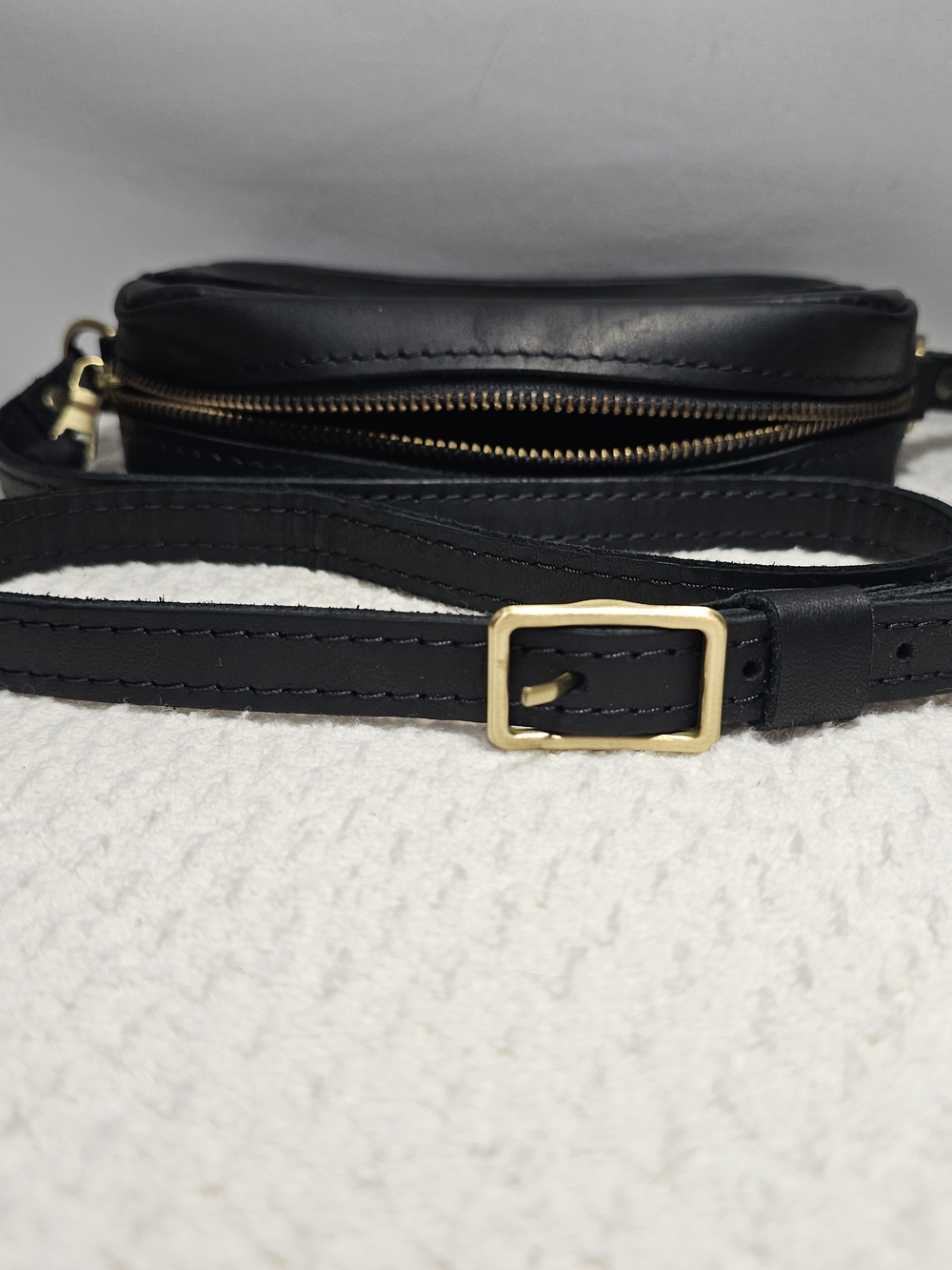 Portland Leather - Black Leather Crossbody "Camera" Bag - Small - Picture 4 of 7